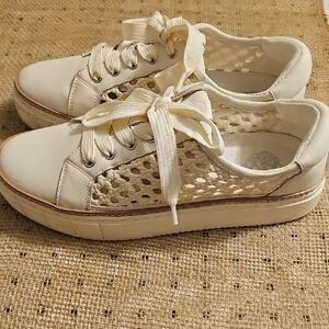 Vince Camuto Cream Lace-Up Sneakers Size 10